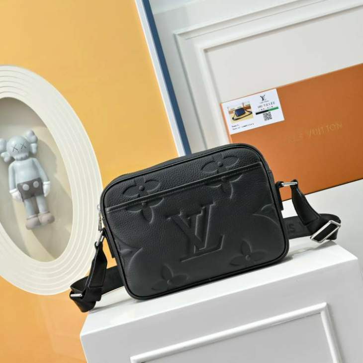 Picture of Louis Vuitton Mens Bags _SKUfw210843664fw